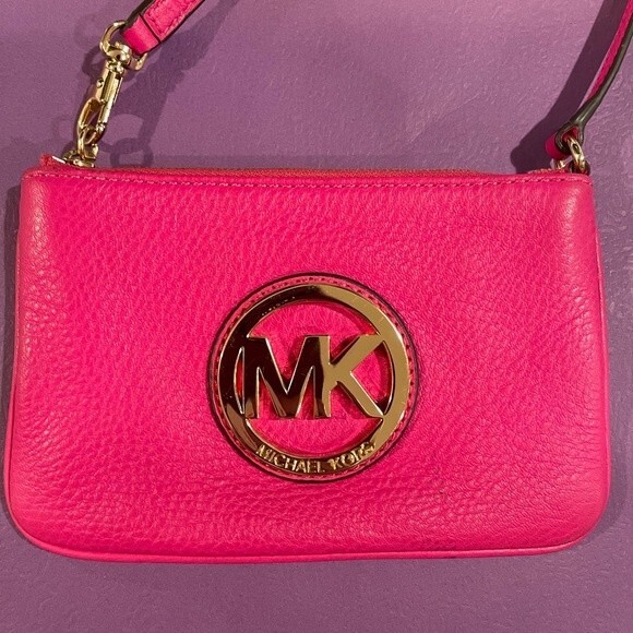 Michael Kors Pebbled Leather
Pink Fulton wristlet - Picture 3 of 7